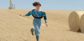 Jenna Ortega em Klara e o Sol, novo filme de Taika Waititi