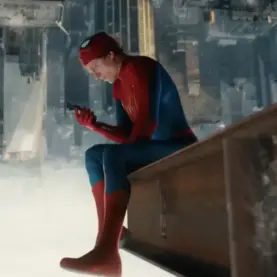 Tom Holland em Homem-Aranha: Um Novo Dia