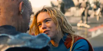 Supergirl diante de Krem no DCU