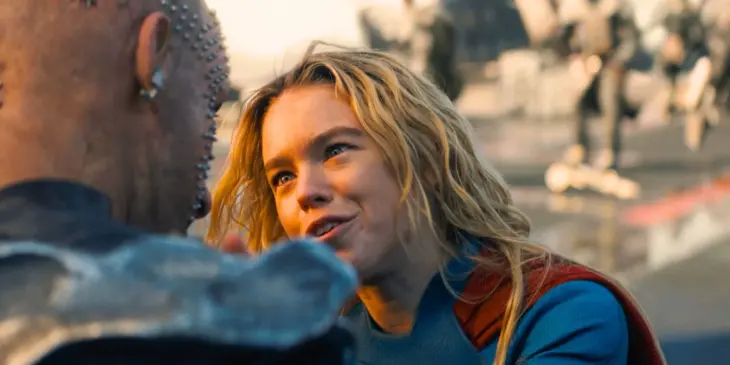 Supergirl diante de Krem no DCU