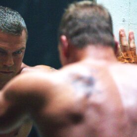 Alan Ritchson em Motor City