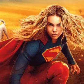Supergirl em ação no espaço no DCU