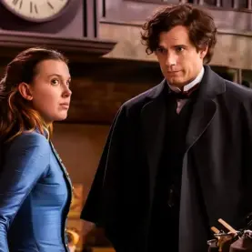 Millie Bobby Brown e Henry Cavill em Enola Holmes