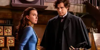 Millie Bobby Brown e Henry Cavill em Enola Holmes