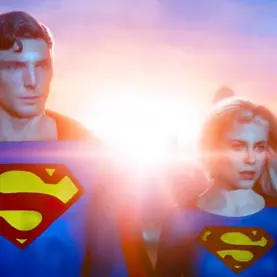Helen Slater em sua participação como Supergirl em The Flash