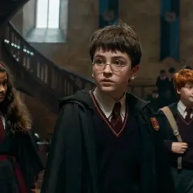 Harry Potter, Hermione e Ron nos corredores de Hogwarts