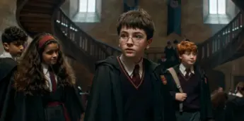Harry Potter, Hermione e Ron nos corredores de Hogwarts