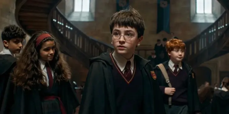 Harry Potter, Hermione e Ron nos corredores de Hogwarts