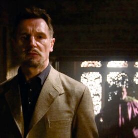 Liam Neeson como Ra's al Ghul em Batman Begins