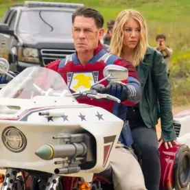 Jennifer Holland e John Cena em Pacificador