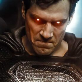 Henry Cavill com o traje preto de Superman