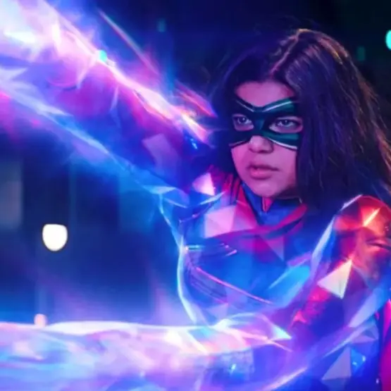 Iman Vellani em ação como Ms. Marvel