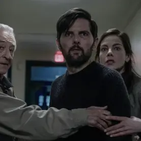 Robert De Niro e Adam Scott em O Homem que Sussurra