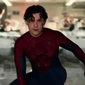 Tom Holland em cena de ação de Homem-Aranha Um Novo Dia