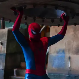 Homem-Aranha sustentando grande peso em Um Novo Dia