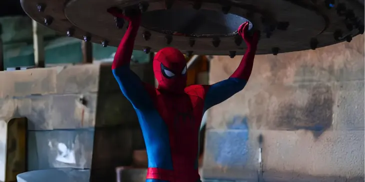 Homem-Aranha sustentando grande peso em Um Novo Dia