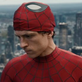 Tom Holland em Homem-Aranha: Um Novo Dia