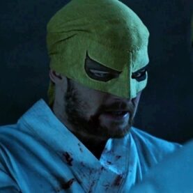 Finn Jones com máscara do Punho de Ferro