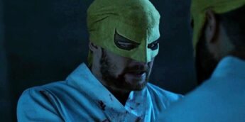 Finn Jones com máscara do Punho de Ferro