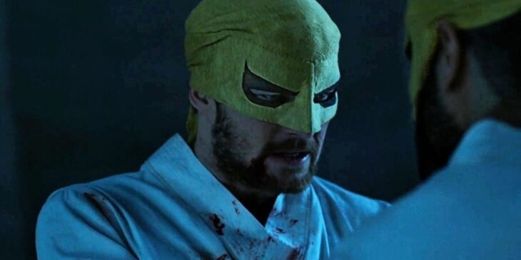 Finn Jones com máscara do Punho de Ferro