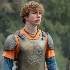 Percy Jackson com armadura do Acampamento Meio-Sangue