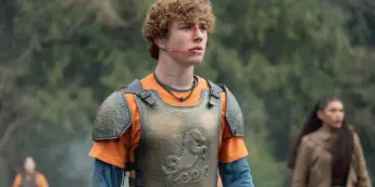 Percy Jackson com armadura do Acampamento Meio-Sangue