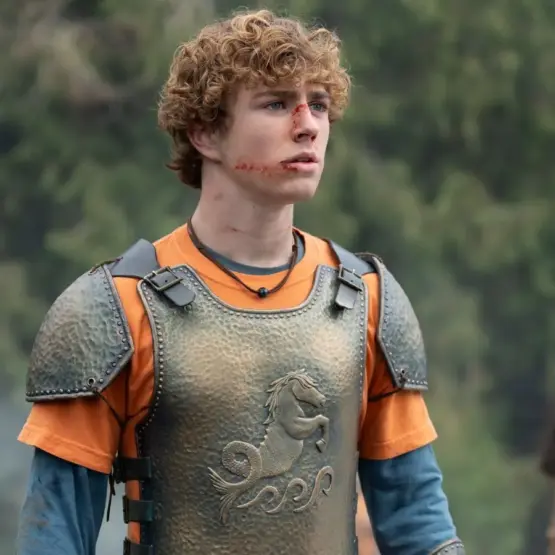 Percy Jackson com armadura do Acampamento Meio-Sangue