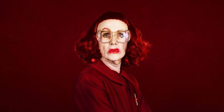 Amy Madigan como Tia Gladys em A Hora do Mal