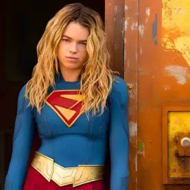 Milly Alcock nos bastidores de Supergirl