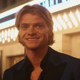 Tom Rhys Harries é Matt Hagen em Cara-de-Barro