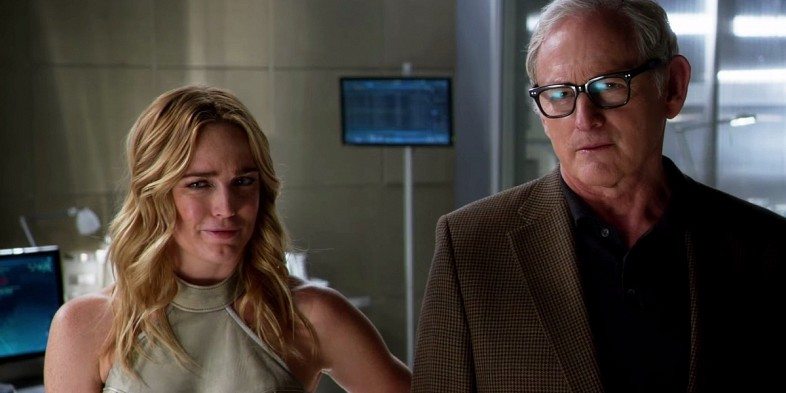 DC-Legends-of-Tomorrow-Victor-Garber-Caity-Lotz
