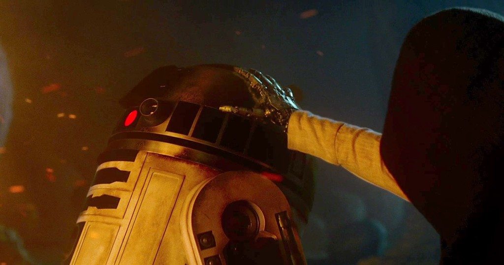R2D2-and-Luke-Skywalker-in-The-Force-Awakens