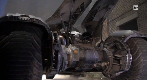 batman-v-superman-batmobile-rear-600x328
