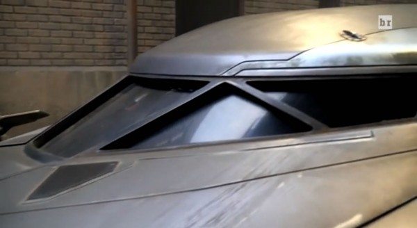 batman-v-superman-batmobile-windshield-600x328