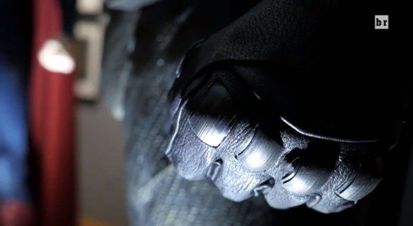 batman-v-superman-costume-gloves-600x328